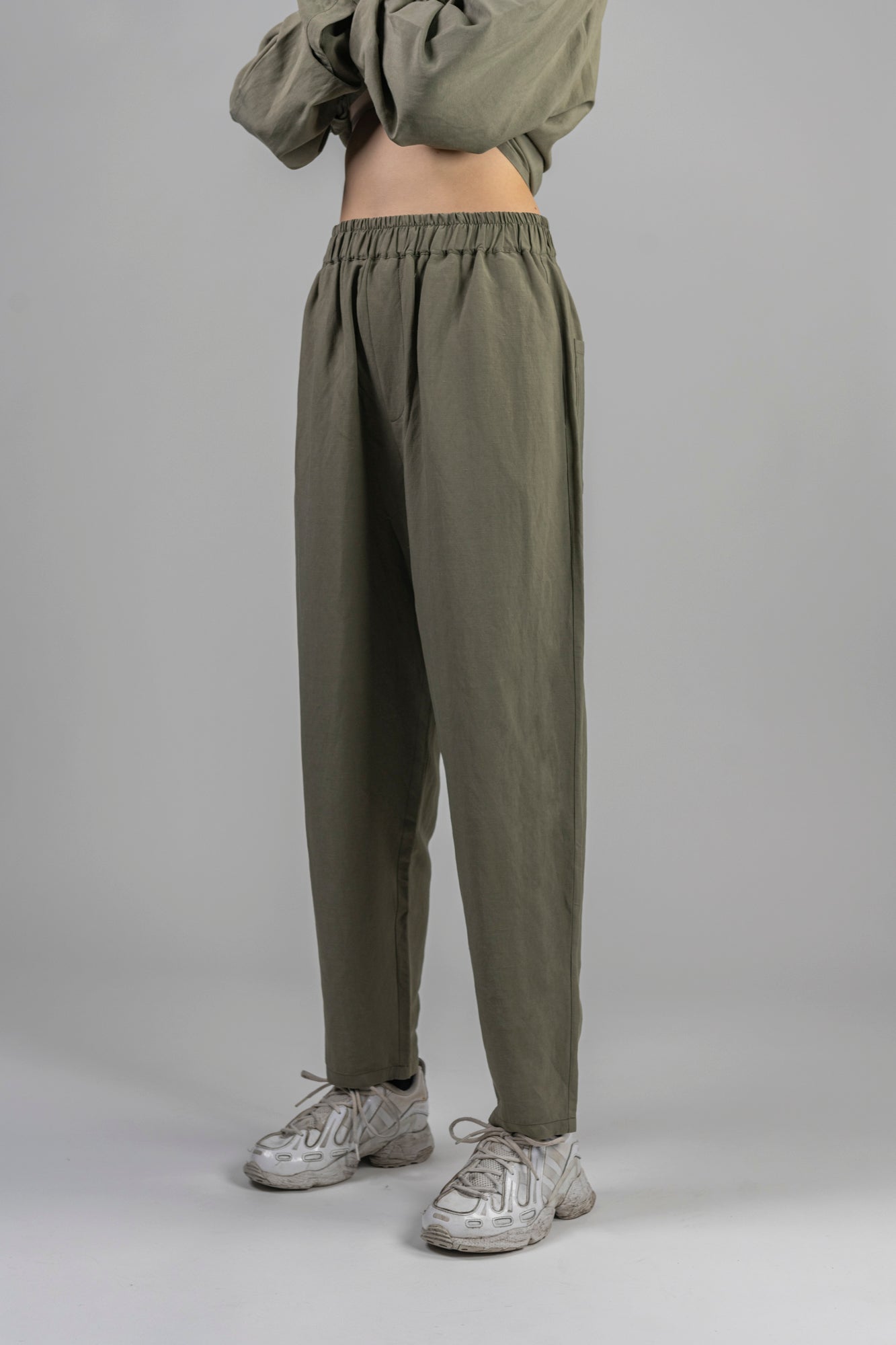 green-linen-pants-female-detail-left