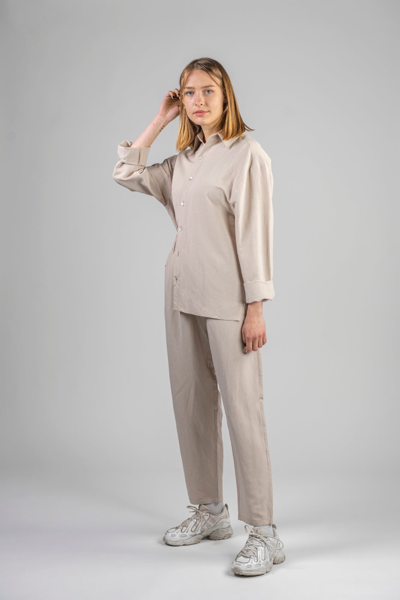 beige-linen-pants-female-left