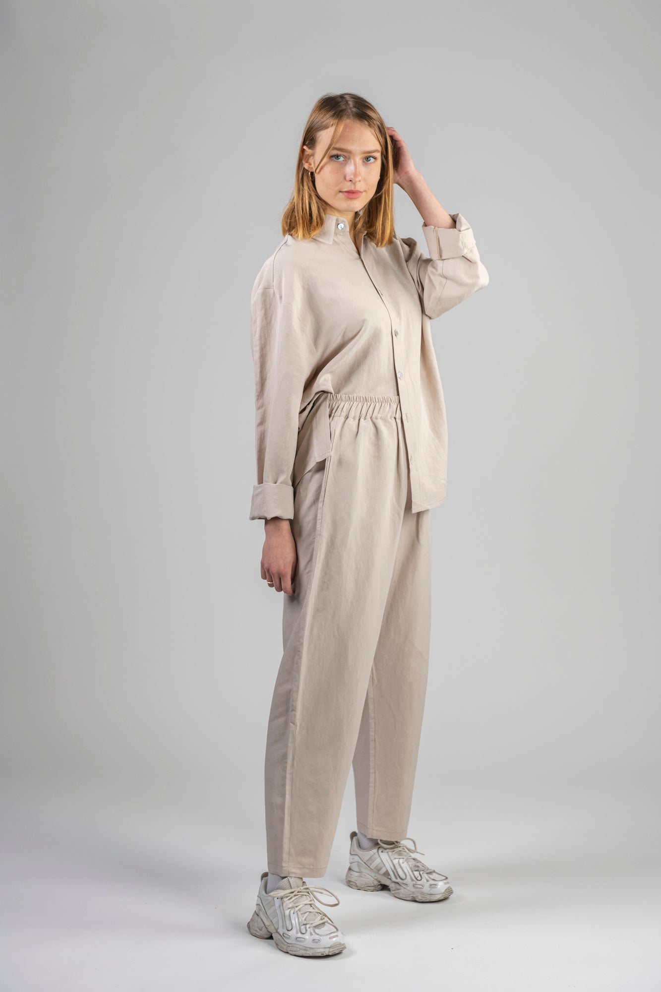 beige-linen-pants-female-right