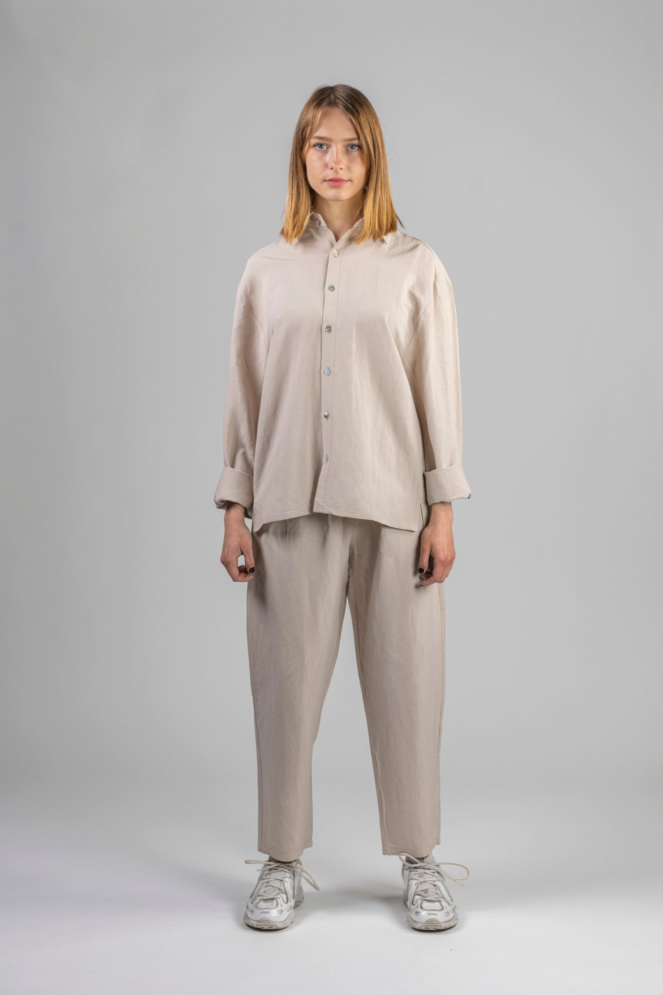 eige-linen-set-female-slleves-up-front