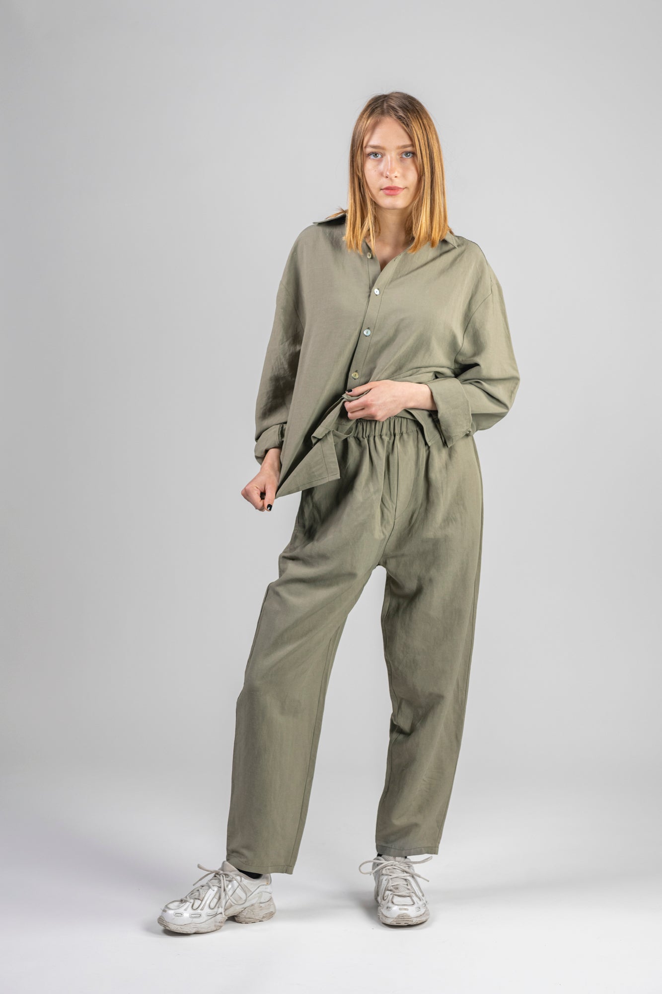 green-linen-pants-female-front-2