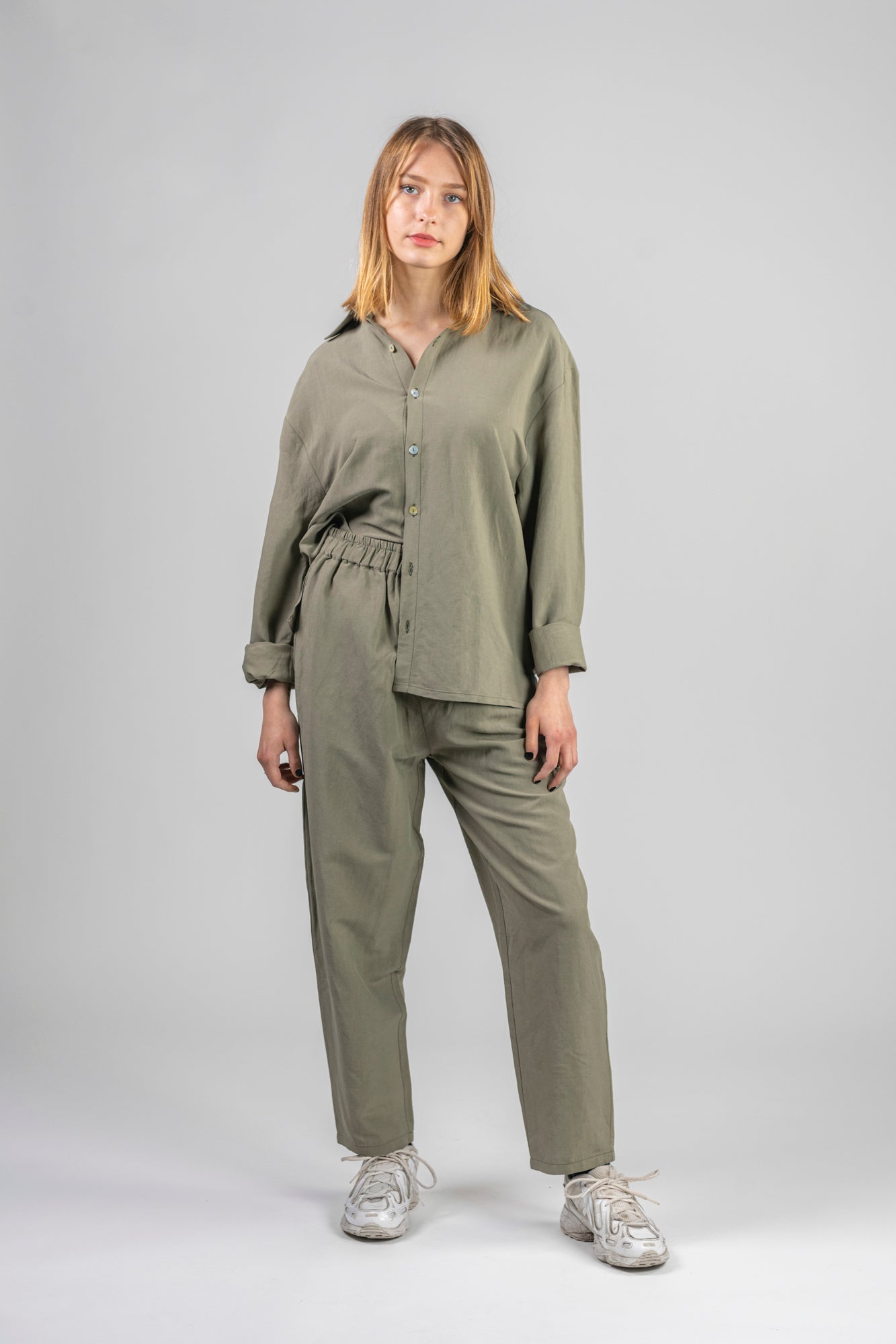 green-linen-pants-female-front