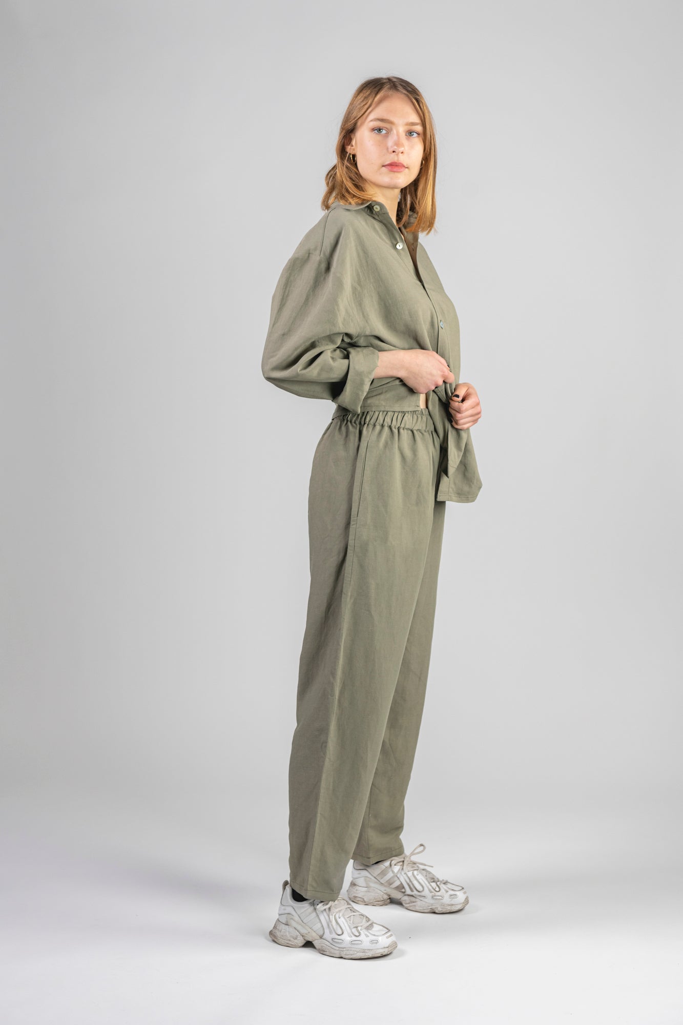 green-linen-pants-female-right-2