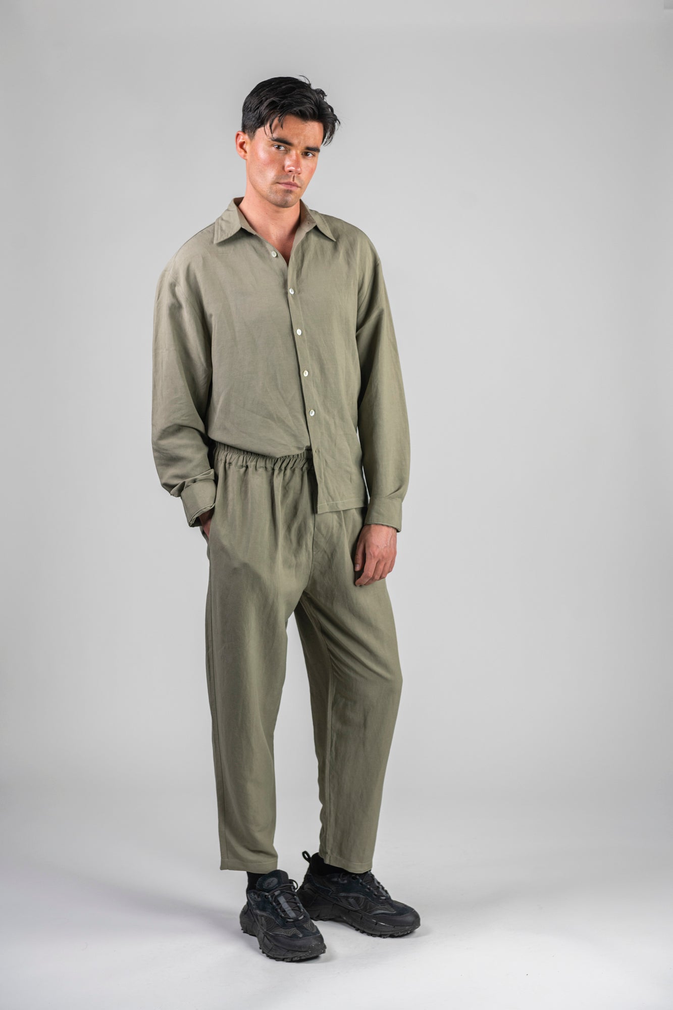green-linen-pants-male-right