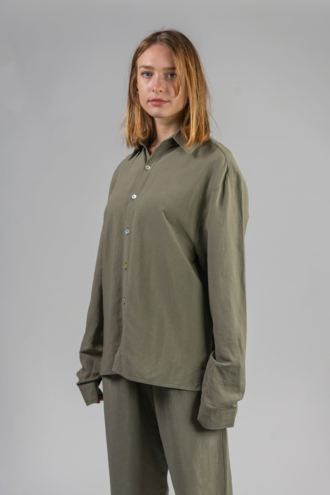 green-linen-shirt-female-detail-left
