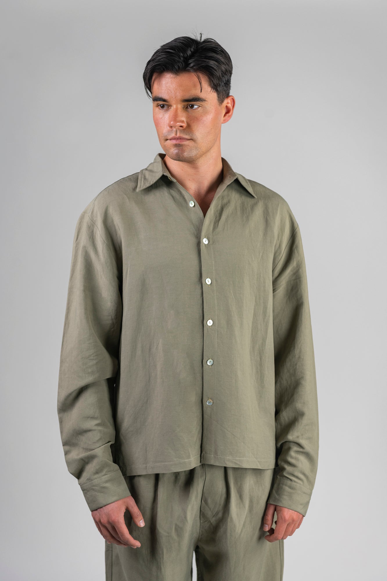 green-linen-shirt-male-detail-front-3